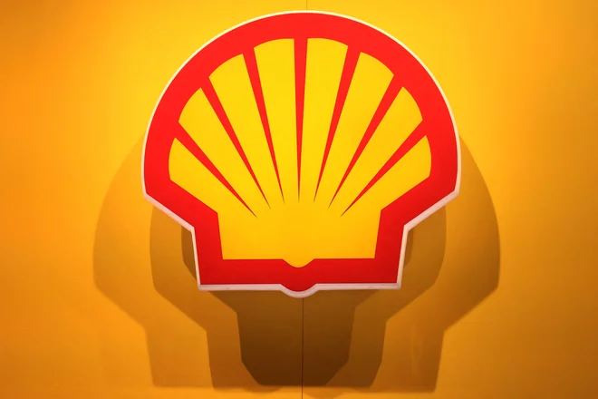 Okrožno sodišče v Haagu je pred tremi leti razsodilo, da mora Shell do leta 2030 zmanjšati svoje emisije ogljika za 45 odstotkov. FOTO: Chris Helgren/Reuters
