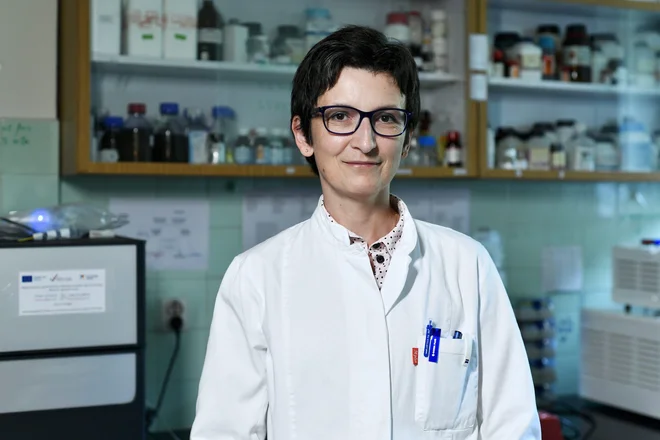 eta 2020 je dr. Halassy, takrat 49-letna virologinja z Univerze v Zagrebu, izvedela, da se je na mestu, kjer je že prestala mastektomijo, ponovno pojavil rak. FOTO: Boris Kovacev/Cropix