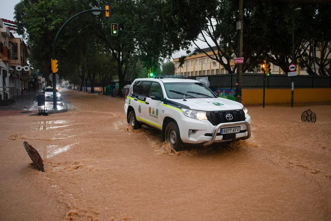 Španijo zgolj nekaj tednov po smrtonosnih poplavah že pesti nova ujma. FOTO: Jorge Guerrero/AFP