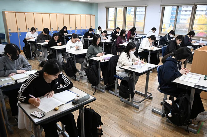 Suneung je za mnoge vrhunec dolgoletnega izobraževanja in prelomnica, ki odloča o študiju na univerzi ter navsezadnje nadaljnji karieri in družbenem statusu. FOTO:Song Kyung-seok/AFP