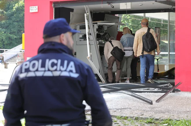 Tarča napada je bil tudi bankomat v Štepanjskem naselju. FOTO: Dejan Javornik/Slovenske novice