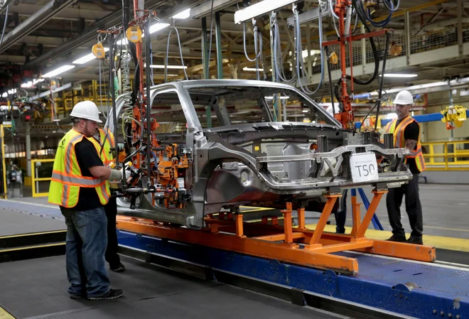 Trump želi z (dodatnimi) carinami zaščititi ameriško proizvodnjo, med njimi avtomobilsko industrijo. FOTO: Rebecca Cook/Reuters