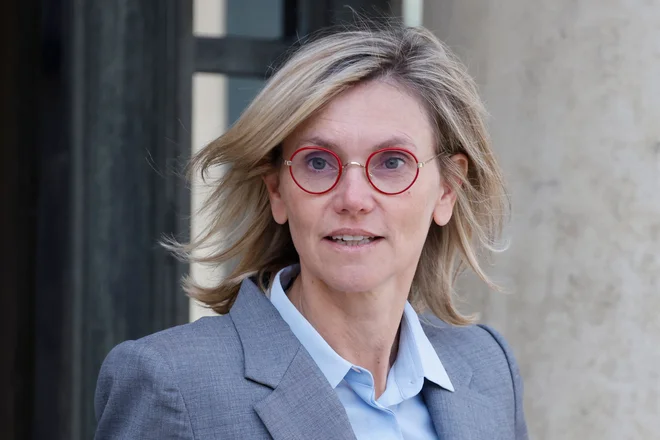 Francoska ministrica za ekološki prehod Agnes Pannier-Runacher zapušča tedenski sestanek vlade v Elizejski palači 1. oktobra 2024. Naznanila je, da zaradi »nesprejemljivih izjav« azerbajdžanskega predsednika Ilhama Alijeva ne bo sodelovala na podnebni konferenci Cop29 v Bakuju. FOTO: Ludovic Marin/AFP