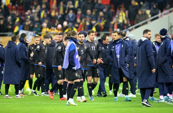 Nogometaši Kosova so zapustili igrišče. FOTO: George Calin/Reuters