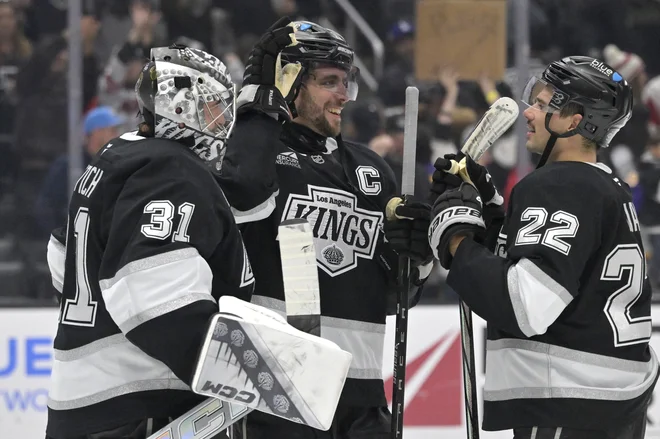 David Rittich (št. 31), Anže Kopitar (11) in Kevin Fiala (22) so se takole veselili enega od doseženih golov. FOTO: Jayne Kamin-oncea/Reuters