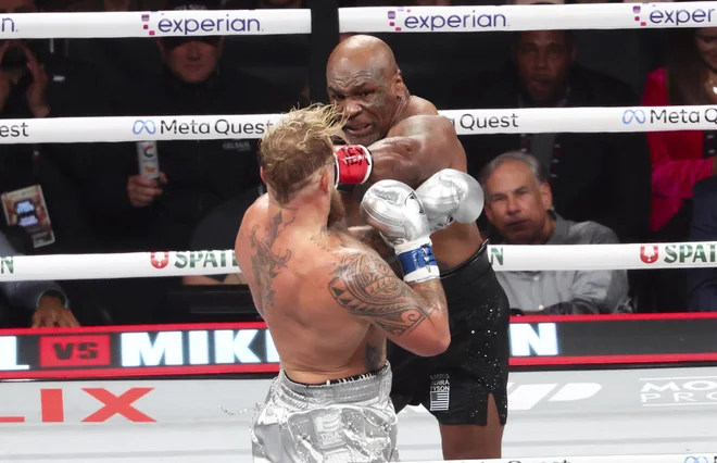 Mike Tyson je le s posameznimi udarci spomnil na svoje zlate čase. FOTO: Kevin Jairaj/Usa Today Sports