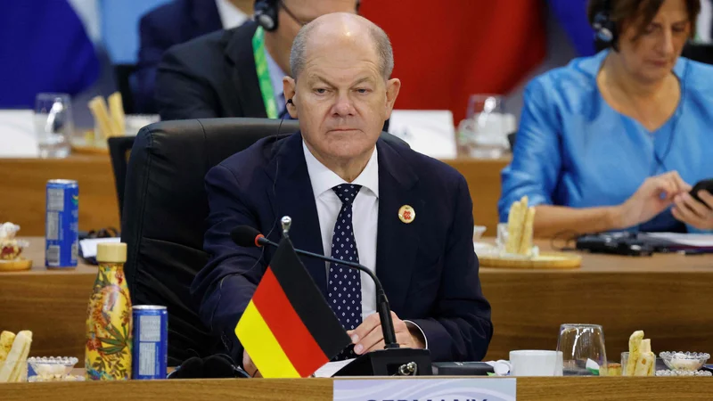 Kancler Olaf Scholz vztraja pri stališču, da Nemčija Ukrajini ne bo dobavila raket dolgega dosega. FOTO Ludovic Marin/AFP