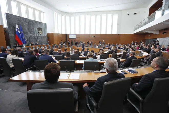 Poslanci so začeli obravnavo proračunov in spremljajočih dokumentov za prihodnji dve leti, glasovanje o njih je predvideno jutri. Foto Leon Vidic/delo