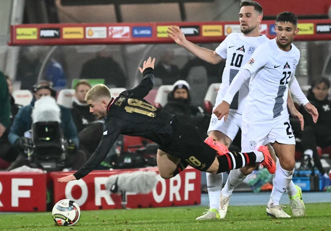 Zvezna vrsta je osrčje vsakega nogometnega moštva, slovensko tvorita Adam Gnezda Čerin (desno) in Timi Max Elšnik. FOTO: Joe Klamar/AFP