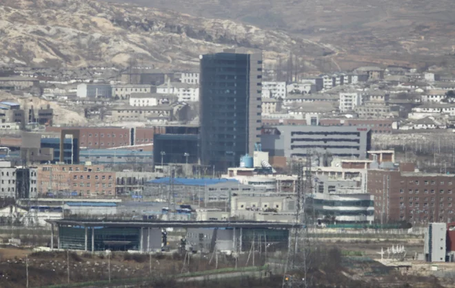 Ta mesec je severnokorejski diktator Kim Džong Un jasno pokazal, da projekt ne bo več obstajal. FOTO: Li Dže Uon/Reuters