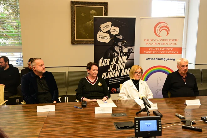 Od leve proti desni: kantavtor Miki Vlahovič, Ana Žličar, predsednica DOBS, doc. dr. Martina Vrankar, dr. med., zdravnica, ki zdravi pljučnega raka, in vodja strokovne skupine Državnega programa za obvladovanje. FOTO: DOBS