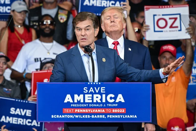 Donalda Trumpa je Oz v svojem šovu gostil že med predvolilno kampanjo leta 2016, po Trumpovi izvolitvi pa je bil imenovan v predsednikov svetovalni odbor za šport in prehrano. FOTO: Ed Jones Afp