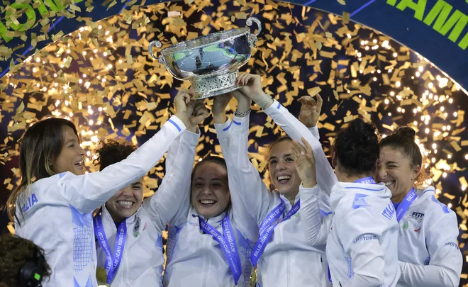 Italijanke so takole dvignile zmagoviti pokal. FOTO: Jon Nazca/Reuters