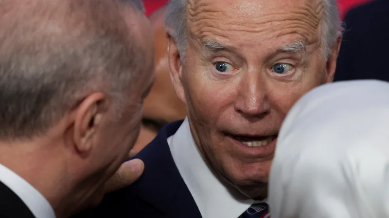 Odhajajoči ameriški predsednik Joe Biden bo Ukrajincem poslal tudi protipehotne mine. FOTO: Ricardo Moraes/Reuters
