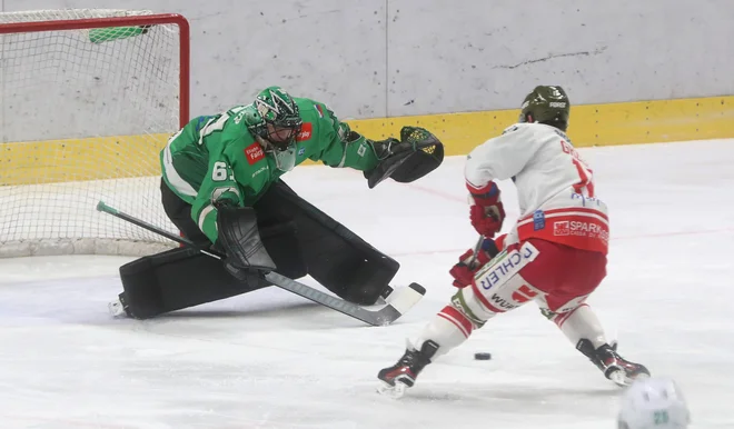 Hokejisti Olimpije so šele po kazenskih strelih izgubili v Bolzanu. FOTO: Blaž Samec/Delo