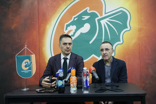Direktor Olimpije Davor Užbinec in športni direktor Chechu Mulero sta odgovarjala na vprašanja po prvi tretjini sezone 2024/25. FOTO: Leon Vidic