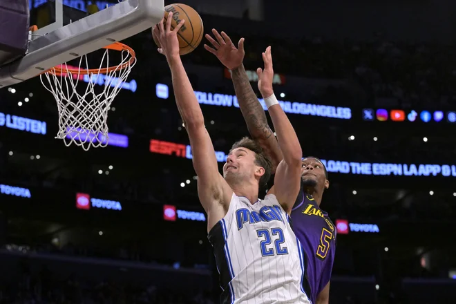 Nemški košarkarski zvezdni pri Orlandu Franz Wagner je v Los Angrlesu pokvaril večer zvezdniškim gostiteljem. FOTO: Jayne Kamin-oncea/Usa Today Sports Via Reuters Con