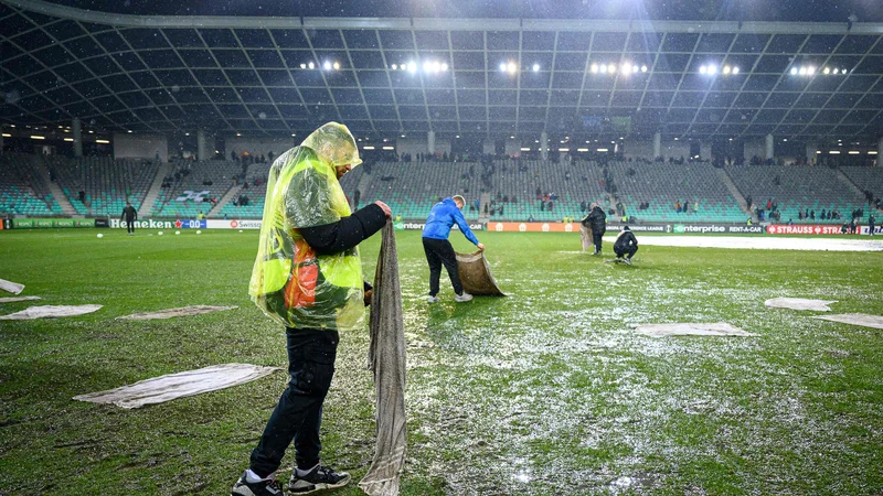 Pred slabim letom dni, 30 novembra, je poplavljeno igrišče v Stožicah, na katerem sta se v konferenčni ligi v vaterpolskih razmerah pomerila Olimpija in Lille, sprožilo posmeh tudi zunaj Slovenije. FOTO: Jure Makovec AFP