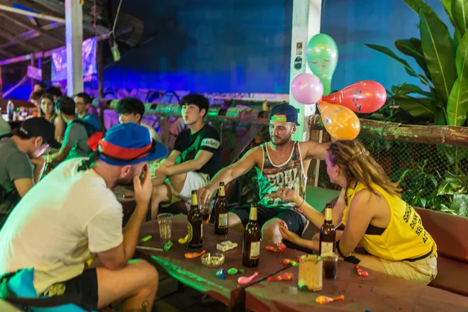 Vang Vieng velja za nujno postojanko na popotniški poti po jugovzhodni Aziji. Priljubljeno je zlasti med mladimi popotniki, željnimi zabave. FOTO: Shutterstock
