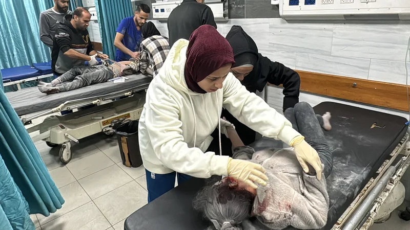 Bolnišnicam v enklavi, kjer izraelska vojska že več kot eno leto izvaja genocidno vojno, grozi omejitev ali prekinitev izvajanja storitev zaradi pomanjkanja goriva. FOTO: Afp