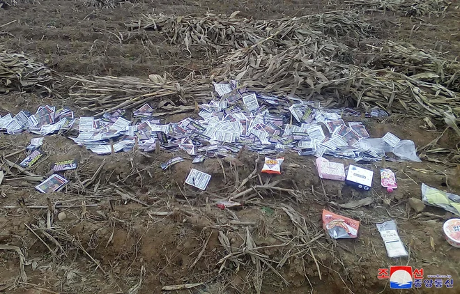 Severna Koreja je 17. novembra 2024 preko državne agencije KCNA objavila fotografijo letakov in predmetov, za katere trdi, da jih je Južna Koreja raztresla na severnokorejski strani meje. FOTO: CNA VIA KCNA/KNS/AFP