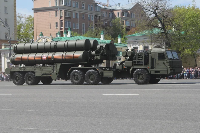 Mobilni protiletalski in protibalistični raketni sistem S-400 Triumf. FOTO: Wikipedia/Соколрус