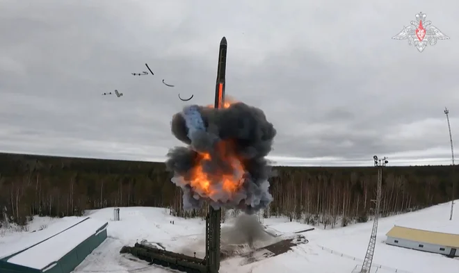 Zanimivo in po mnenju analitikov vsaj nekoliko pomirjujoče je, da je Rusija o nameri po izstrelitvi rakete obvestila ZDA prek kanalov za zmanjšanje jedrskega tveganja. FOTO: Afp