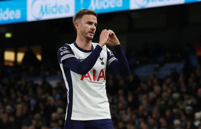 Tottenham je v gosteh premagal serijskega angleškega prvaka Manchester City. Dva gola je zabil slavljenec James Maddison. Za 28. rojstni dan si lepšega darila ni mogel zaželeti. FOTO: Lee Smith/Action Images Via Reuters