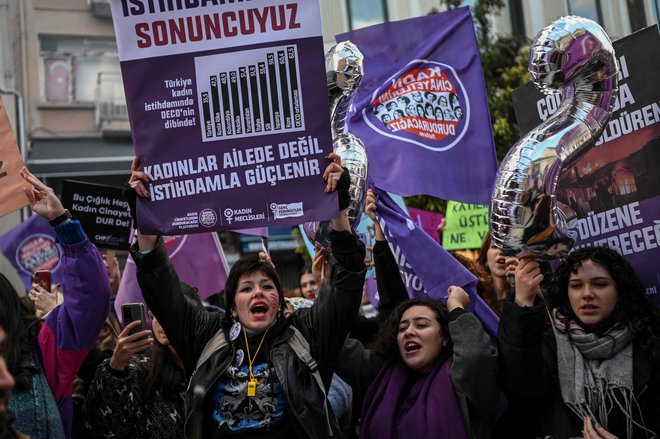 Demonstracije v Turčiji. Državni statistični urad navaja, da so ženske trikrat pogosteje žrtve nasilja v partnerskem odnosu kot moški. FOTO: Kemal Aslan/AFP