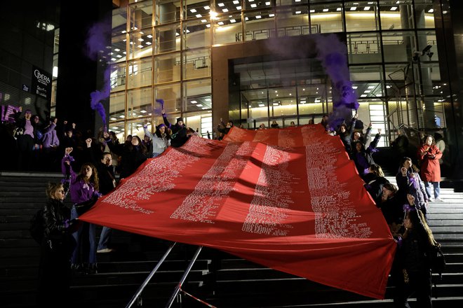 V Franciji so aktivisti držali transparent z imeni in starostjo žensk, ki so bile žrtev moškega nasilja. FOTO: Abdul Saboor/Reuters