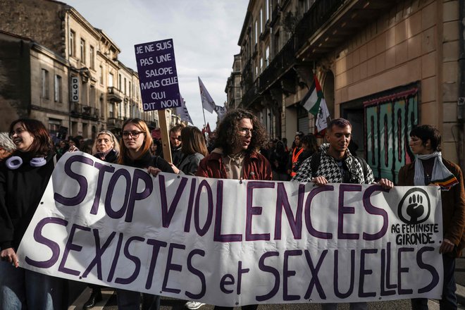 Aktivisti z napisom »Stop seksističnemu in spolnemu nasilju« na protestu v Bordeauxu proti nasilju nad ženskami. FOTO: Thibaud Moritz/AFP