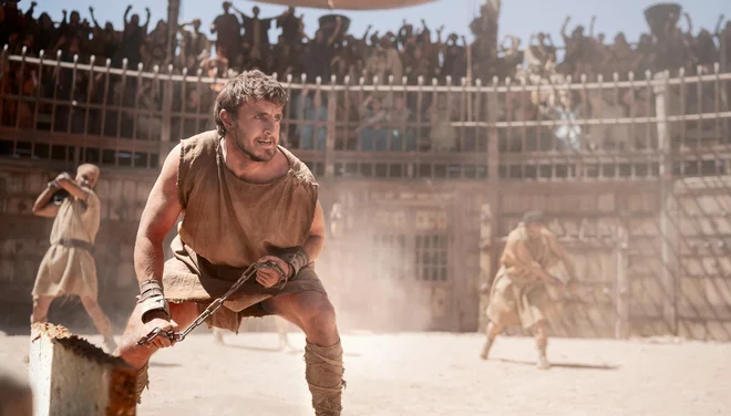 Irec Paul Mescal je v drugem delu Gladiatorja upodobil odrasli lik fanta Luciusa iz prvega dela, ki bi lahko bil sin glavnega junaka generala Maximusa v podobi Rusella Crowa. FOTO: Cuba Scott