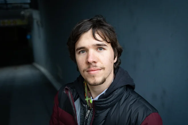 Dominik Lenarčič (1999) je študiral bibliotekarstvo na Filozofski fakulteti v Ljubljani. Kot literarni kritik je začel na Mladi kritiki 2023 v okviru festivala Pranger, zdaj piše recenzije in druge literarne prispevke za portal Koridor – križišče umetnosti. FOTO: Voranc Vogel