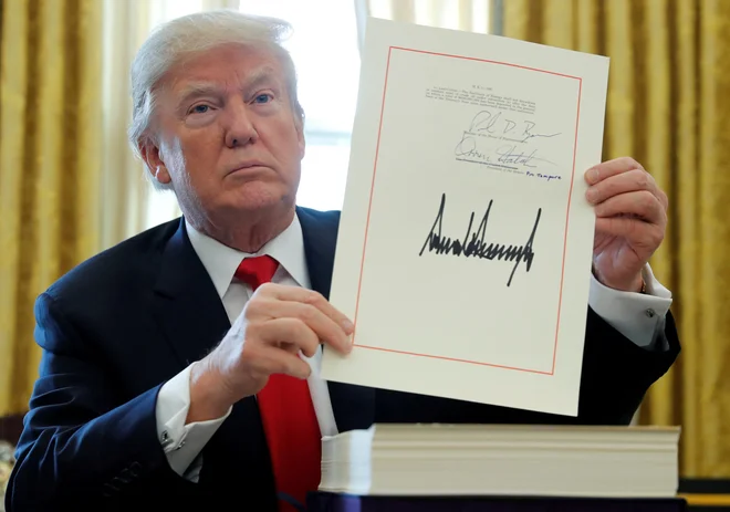 Še preden je ameriški predsednik Donald Trump začel nov mandat, je pretresel svetovne trgovinske tokove. FOTO: Jonathan Ernst/Reuters