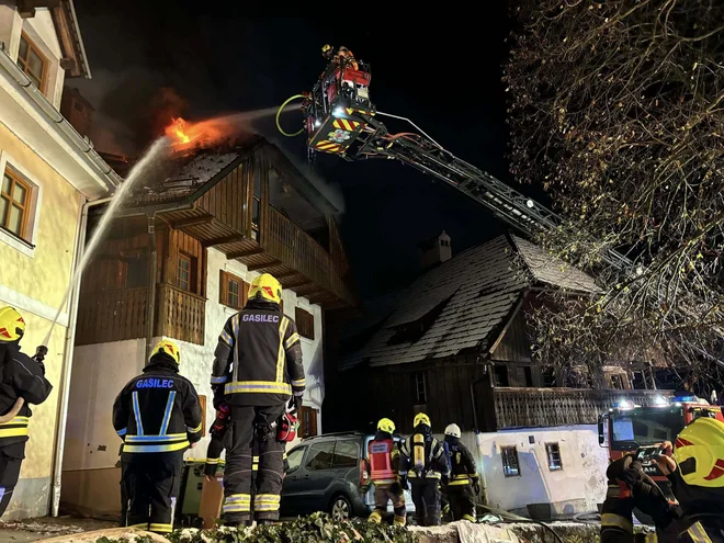 Požar se je razširil tudi na druga stanovanja in ostrešje hiše. FOTO: PGD Tržič