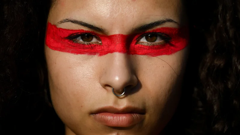 Portret ženske v Buenos Airesu med pohodom ob mednarodnem dnevu boja proti nasilju nad ženskami. Foto: Luis Robayo/Afp