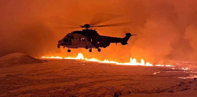 Decembra 18. leta 2023 je bil prvi izbruh v bližini gore Hagafell. FOTO: Icelandic Coast Guard/Reuters