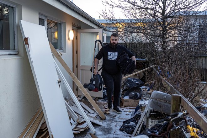 Prebivalci ribiškega mesta Grindavik so bili lani decembra prvič, a ne zadnjič evakuirani zaradi vulkanske dejavnosti. FOTO: Marko Djurica/Reuters