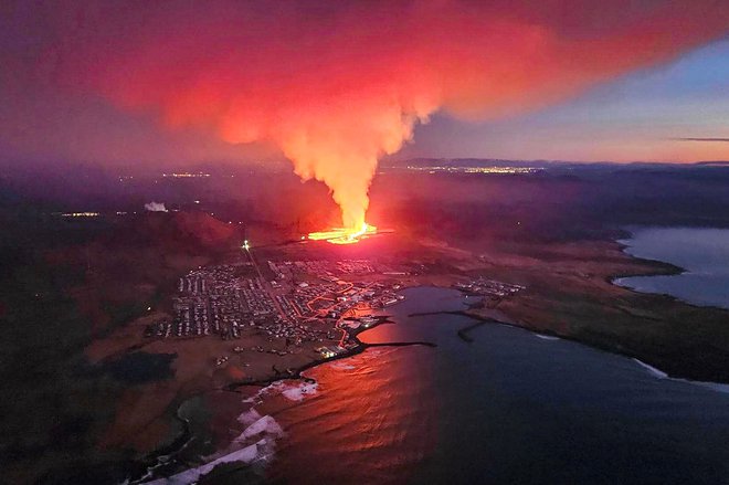 Pred zbruhom na začetku januarja so znanstveniki opazili, da je vdor magme segel pod mesto Grindavík. FOTO: Iceland Civil Protection/AFP