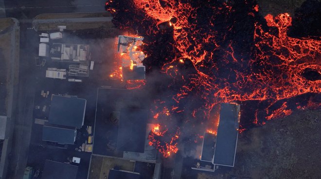 14. januar je lava prišla do mesta Grindavík in uničila poslopja. FOTO: Bjorn Steinbekk/Reuters