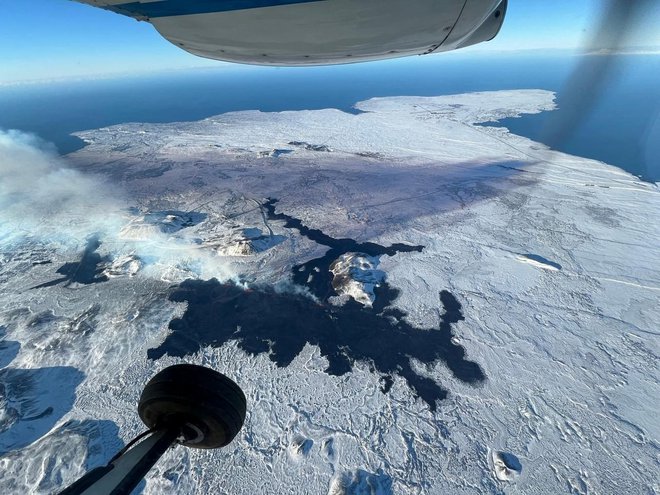 V zadnjih 50 letih je bilo na Islandiji zabeleženih več kot 20 vulkanskih izbruhov. FOTO: Iceland Civil Protection/Reuters