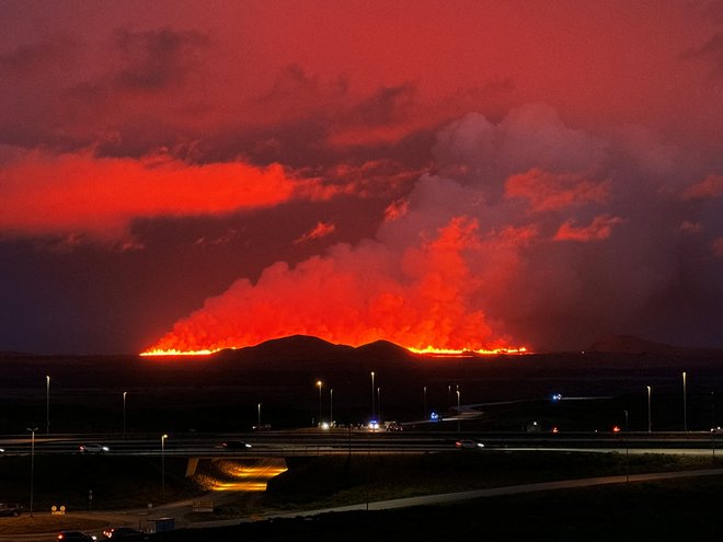 Izbruh v bližini mesta Vogar 22. avgusta. FOTO: Gisli Olafsson/Reuters