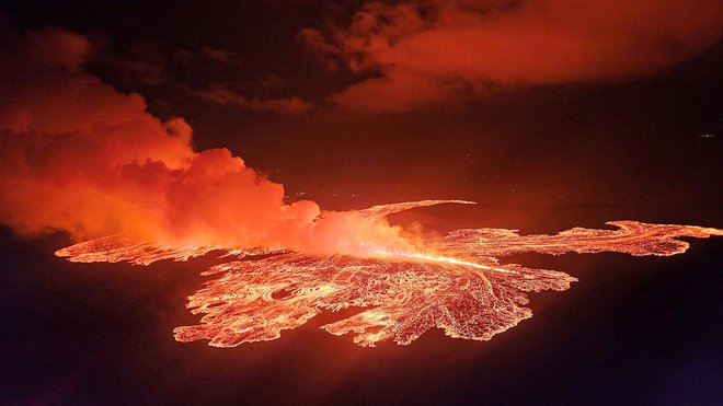 20. novembra pa je izbruhnilo v bližini kraterjev Sundhnúksgígaröð. FOTO: Civil Protection Of Iceland/Reuters