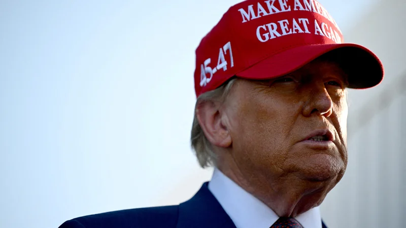 Trump je v ponedeljek napovedal uvedbo povišanih carin na uvoz iz Kitajske, Mehike in Kanade. FOTO: Brandon Bell/Reuters