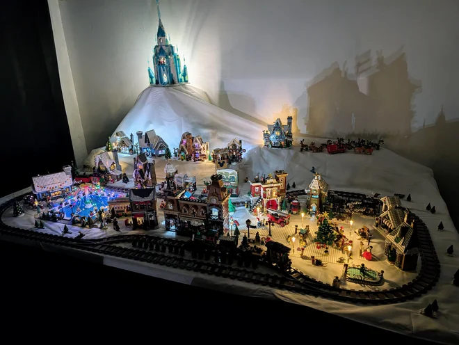Prižig lučk v lego mestu FOTO: Staš Ivanc/Delo