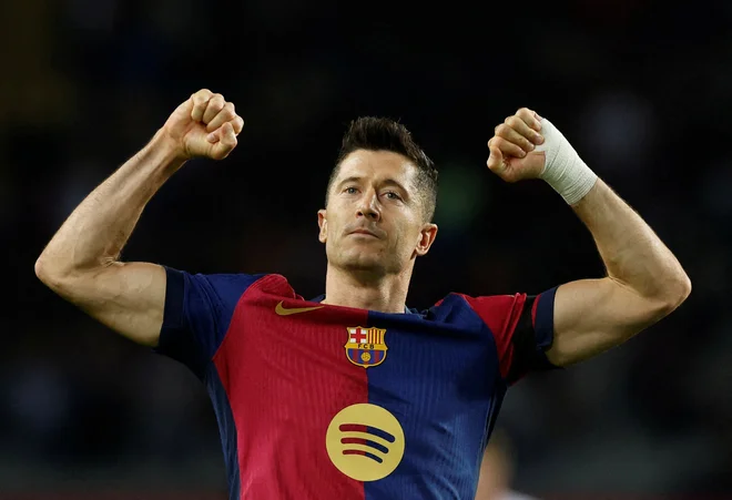 Robert Lewandowski je znova pokazal mišice. FOTO: Albert Gea/Reuters