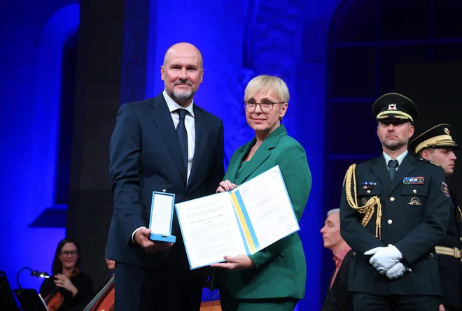 Direktor Rado Pišot je včeraj iz rok predsednice države Nataše Pirc Musar prejel državno odlikovanje. FOTO: ZRS Koper