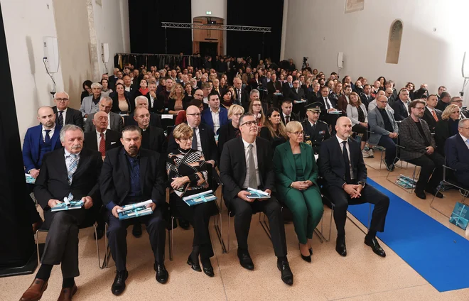 Ob 30-letnici delovanja ZRS Koper je bila včeraj slovesnost v protokolarno-prireditveni dvorani sv. Frančiška Asiškega v Kopru. FOTO: ZRS Koper