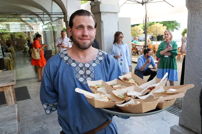 Potovanje skozi šest obdobij zgodovine Ljubljanskega gradu ob degustaciji jedi, ki pripovedujejo zgodbe preteklosti. FOTO: Marko Feist/Slovenske novice