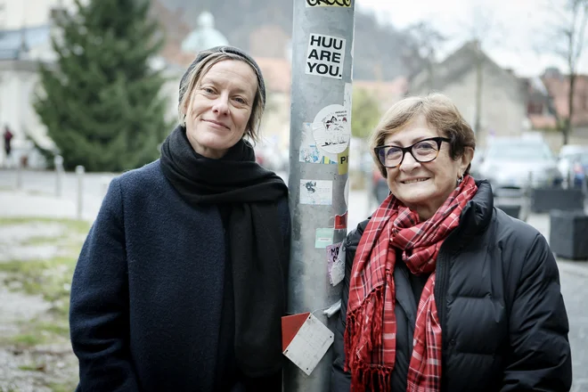 »Izpostavljamo prakse, ki se upirajo zatiranju in diskriminaciji, cinizmu in resignaciji,« pravi Urška Jurman (levo). Ob njej nagrajenka Edit András, ena od bolj predanih podpornic sodobne vizualne umetnosti na ­Madžarskem in v širši regiji. FOTO: Jože Suhadolnik/Delo